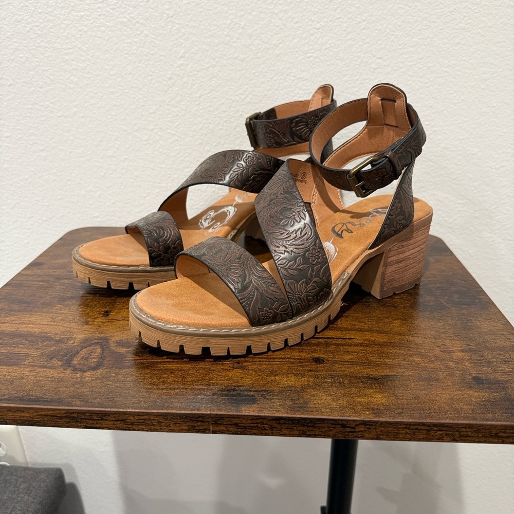 NIB Very G Stephanie Tan Tooled Vegan Leather Strappy
Heeled Sandals Size 9